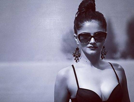 SWIMSUIT में नजर आई हरमन की सौम्या, सामने आया बोल्ड लुक