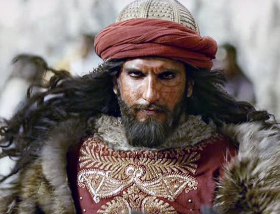 क्या बायसेक्सुअल था खिलजी? पद्मावत में काफूर के साथ 'इंटिमेट' सीन