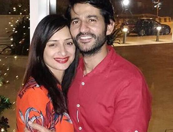 रोमांटिक होलीडे पर हितेन, पत्नी के साथ ऐसे बिता रहे क्वॉलिटी टाइम