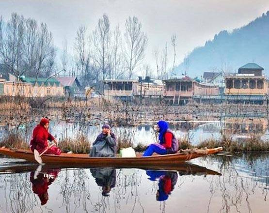 डल झील पर जमी बर्फ की चादर, तस्‍वीरों में देखें जन्‍नत के नजारे
