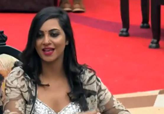 Bigg Boss के घर लौटी रौनक, रश्क-ए-कमर पर खूब थिरकीं अर्शी