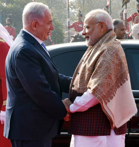 आगरा में दिखा नेतन्याहू का पत्नी प्यार, इस अंदाज में खिंचाई फोटो