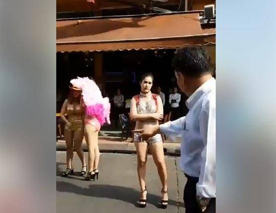 सेक्स टॉयज के साथ न्यूड मॉडल, रुकी सोनाक्षी की फिल्म की शूटिंग