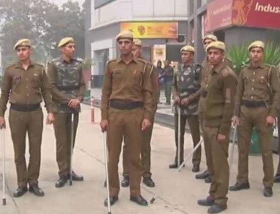 'पद्मावत' की रिलीज से पहले करणी सेना का उपद्रव, बसें आग के हवाले