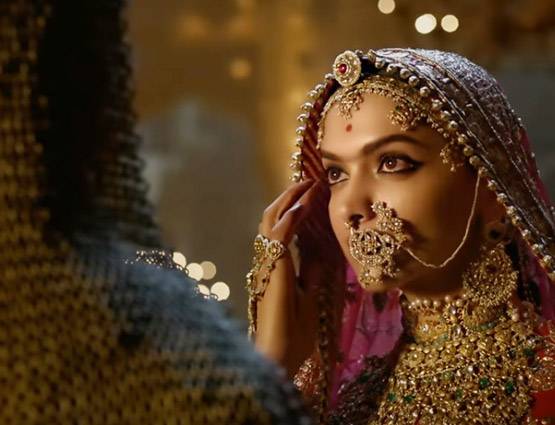 सबसे भावुक सीन, जब 'जौहर' से पहले राजा के हाथों की छाप लेती हैं पद्मावती