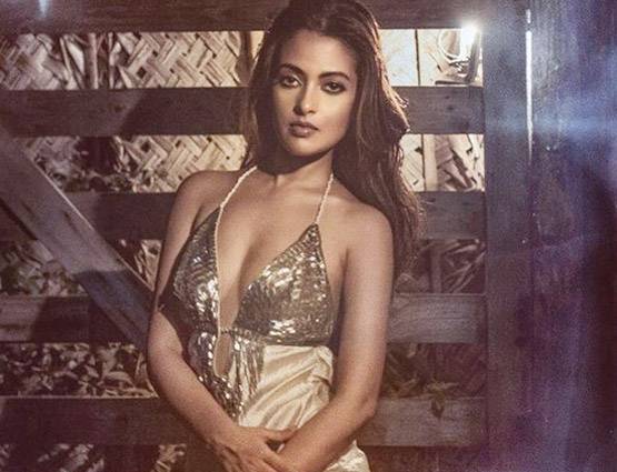 बोल्ड लुक में रिया सेन, कहा- अपनी आग के लिए माफी न मांगें