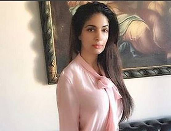 ये हैं मुमताज की छोटी बेटी, बिकिनी में शेयर की PHOTOS