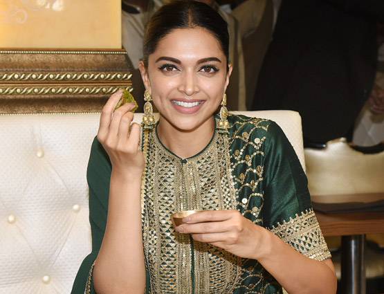 'पद्मावत' की सक्सेस के बाद दीपिका ने चखा राजस्थानी खाना, PHOTOS