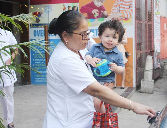 PHOTOS: तैमूर की किंडरगार्टन में एंट्री, कैमरे को देखकर मुस्कुराए