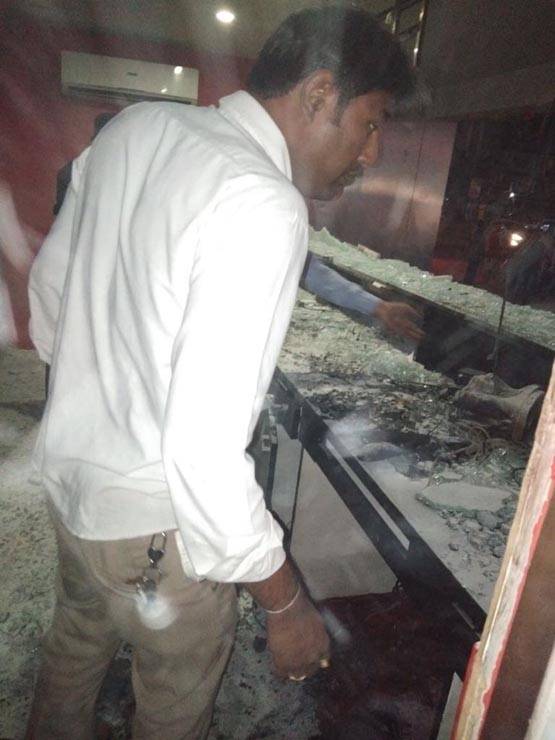 करणी सेना का तांडव, थियेटर में तोड़फोड़, बसों में लगाई आग