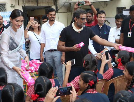 अक्षय की फिल्म पैडमैन का अनोखा प्रमोशन, लड़कियों को बांटे सेनेटरी पैड