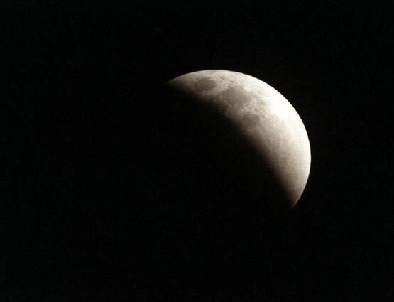 चंद्र पर लगेगा ग्रहण, इन राशियों को होगा लाभ ही लाभ!