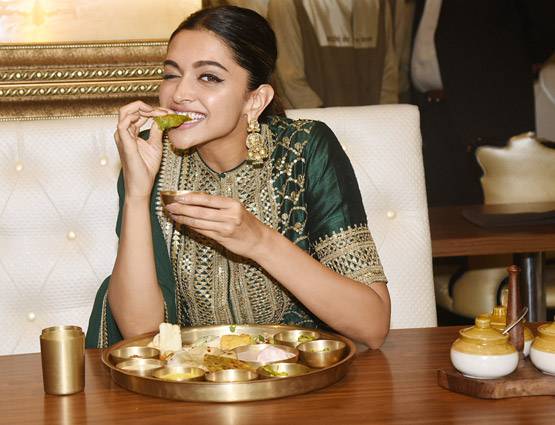 Trend Alert: एयरपोर्ट पर बहन के साथ एक जैसे कपड़े पहने पहुंची दीपिका