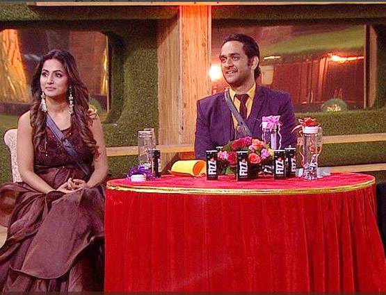 बिग बॉस के घर में 'ड्रामा क्वीन' हिना ने उड़ाया आकाश की नाक का मजाक