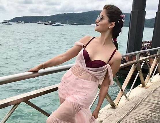 SWIMSUIT में नजर आई हरमन की सौम्या, सामने आया बोल्ड लुक