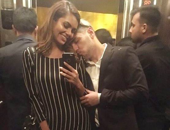 क्या 18 साल के लड़के को डेट कर रही हैं ईशा गुप्ता, देखें PHOTOS