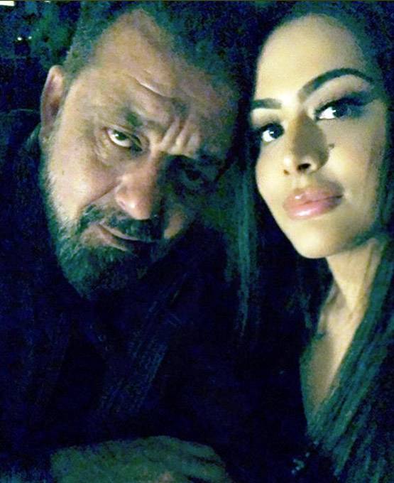 बेटी त्रिशाला के साथ संजय दत्त ने की न्यू ईयर पार्टी, देखें PHOTOS