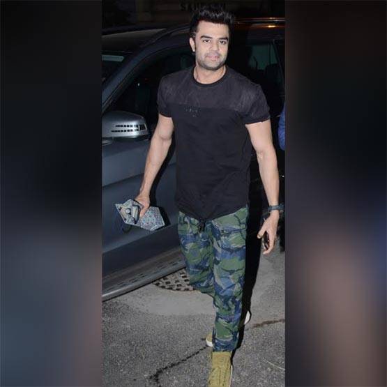 बिपाशा की बर्थडे पार्टी में रोमांटिक हुए करन, Kiss कर जताया प्यार