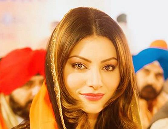 उर्वशी ने शेयर की बोल्ड तस्वीरें, ढंग की ड्रेस पहनने की नसीहत