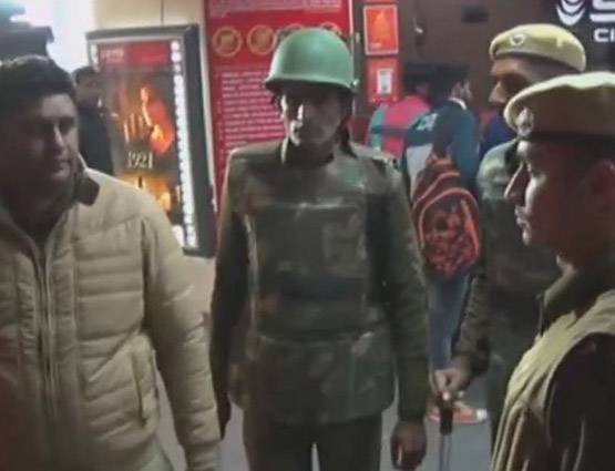 'पद्मावत' की रिलीज से पहले करणी सेना का उपद्रव, बसें आग के हवाले