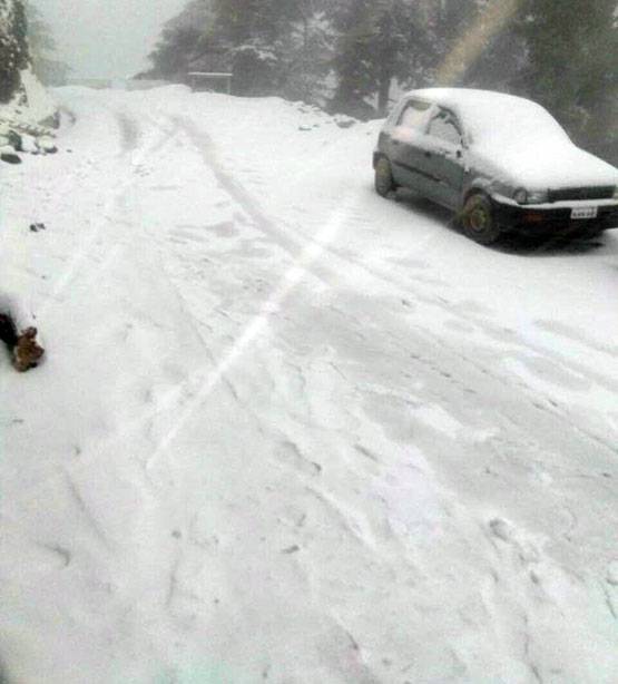 कश्मीर से केदारनाथ तक बर्फबारी, नैनी झील पर जुटे सैलानी