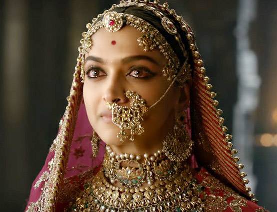 सबसे भावुक सीन, जब 'जौहर' से पहले राजा के हाथों की छाप लेती हैं पद्मावती