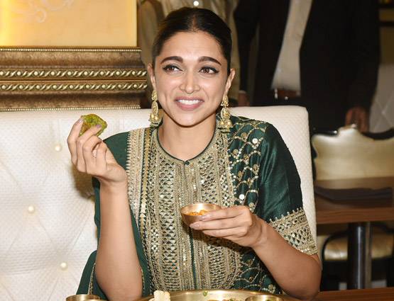 'पद्मावत' की सक्सेस के बाद दीपिका ने चखा राजस्थानी खाना, PHOTOS