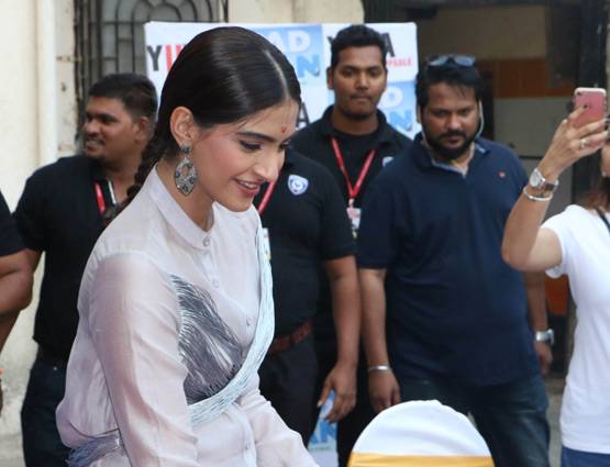 अक्षय की फिल्म पैडमैन का अनोखा प्रमोशन, लड़कियों को बांटे सेनेटरी पैड