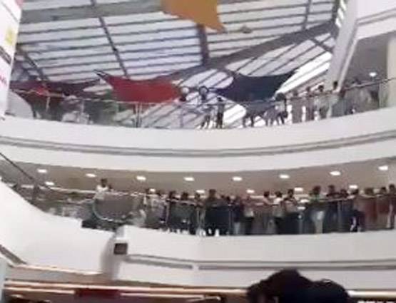 Bigg Boss: लाइव वोटिंग में शिल्पा-विकास का क्रेज, फैंस की भीड़ उमड़ी