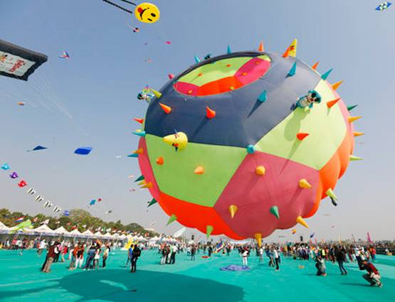 हजारों पतंगों से रंग-बिरंगा हुआ गुजरात का आसमां, देखें PHOTOS