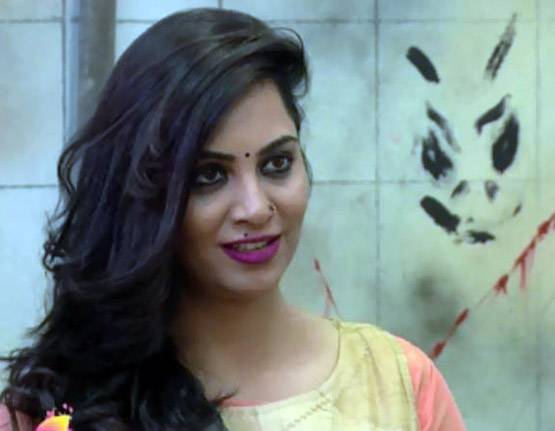 Bigg Boss के घर लौटी रौनक, रश्क-ए-कमर पर खूब थिरकीं अर्शी