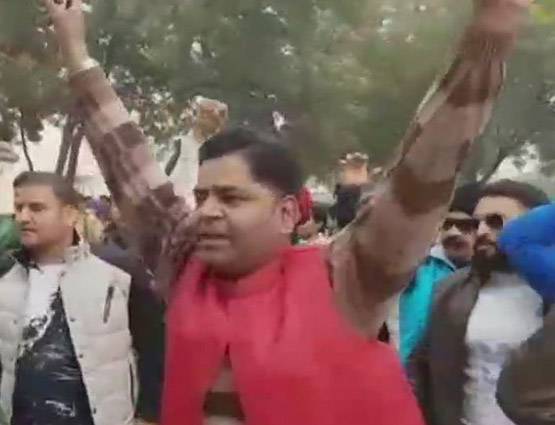 'पद्मावत' की रिलीज से पहले करणी सेना का उपद्रव, बसें आग के हवाले