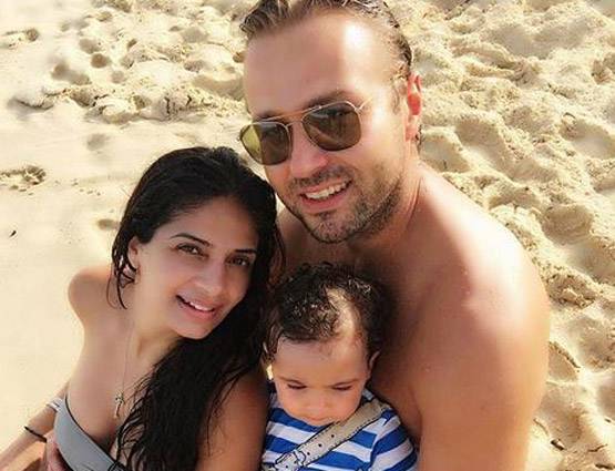 ये हैं मुमताज की छोटी बेटी, बिकिनी में शेयर की PHOTOS