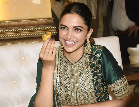 'पद्मावत' की सक्सेस के बाद दीपिका ने चखा राजस्थानी खाना, PHOTOS