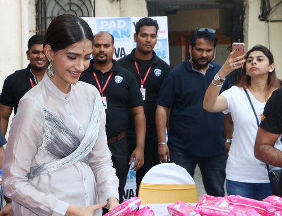 अक्षय की फिल्म पैडमैन का अनोखा प्रमोशन, लड़कियों को बांटे सेनेटरी पैड