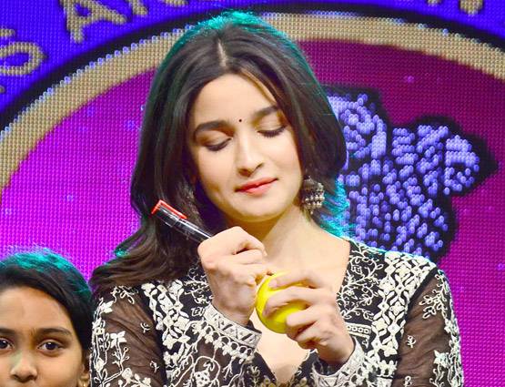 आलिया संग अनुष्का ने डांस स्टेज पर मचाई धूम, PHOTOS