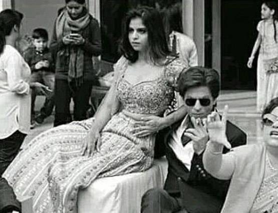 शाहरुख के साथ फैमिली वेडिंग में मस्ती करती दिखी सुहाना