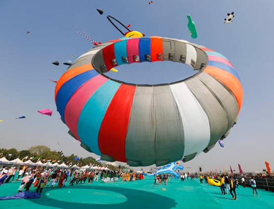 हजारों पतंगों से रंग-बिरंगा हुआ गुजरात का आसमां, देखें PHOTOS