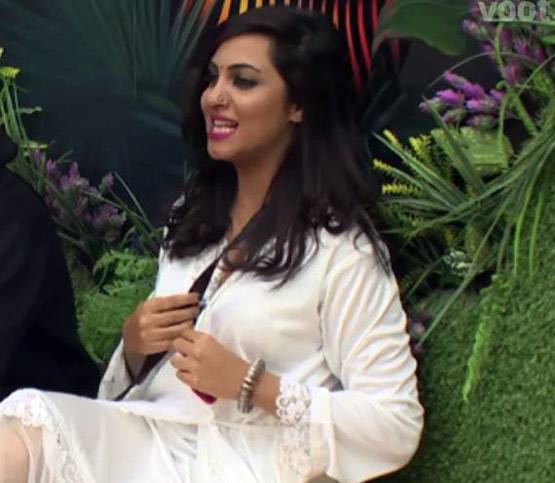 Bigg Boss के घर लौटी रौनक, रश्क-ए-कमर पर खूब थिरकीं अर्शी