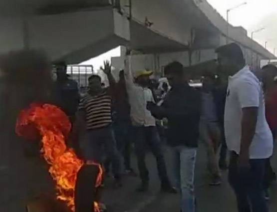 'पद्मावत' की रिलीज से पहले करणी सेना का उपद्रव, बसें आग के हवाले