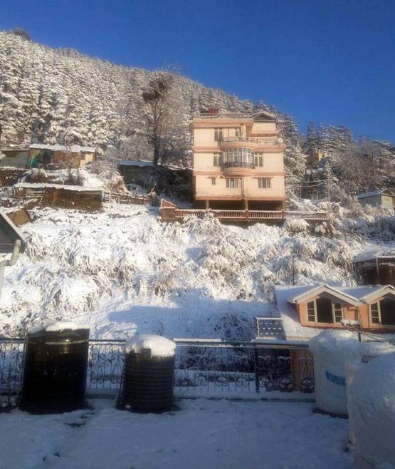 कश्मीर से केदारनाथ तक बर्फबारी, नैनी झील पर जुटे सैलानी