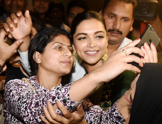 'पद्मावत' की सक्सेस के बाद दीपिका ने चखा राजस्थानी खाना, PHOTOS