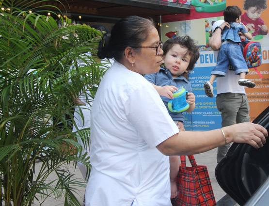 PHOTOS: तैमूर की किंडरगार्टन में एंट्री, कैमरे को देखकर मुस्कुराए