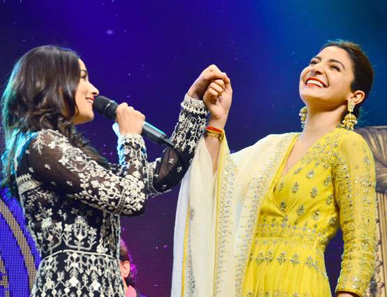 आलिया संग अनुष्का ने डांस स्टेज पर मचाई धूम, PHOTOS