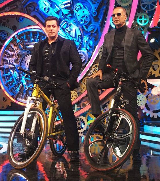 तारीफ या मजाक? ढिंचैक के गानों पर अक्षय ने क्या बोला