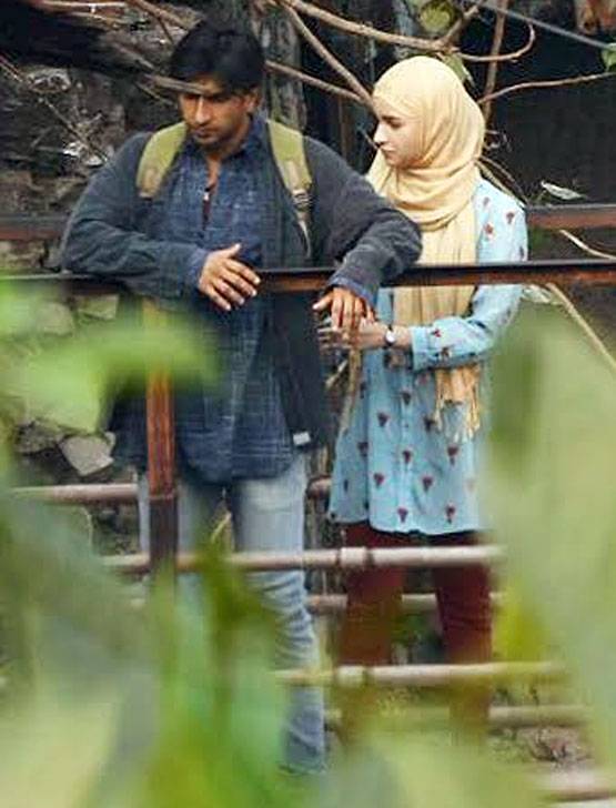 'गुली बॉय' में रूठी आलिया को मनाते दिखे रणवीर, LEAK हुईं तस्वीरें