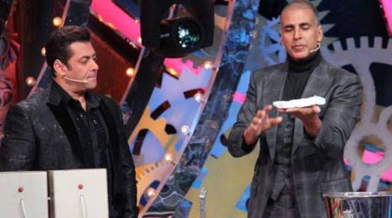 'पीरियड्स पर कैम्पेन' अक्षय ने दिखाया 2 रुपये में सेनेटरी पैड बनाकर