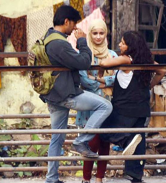 'गुली बॉय' में रूठी आलिया को मनाते दिखे रणवीर, LEAK हुईं तस्वीरें