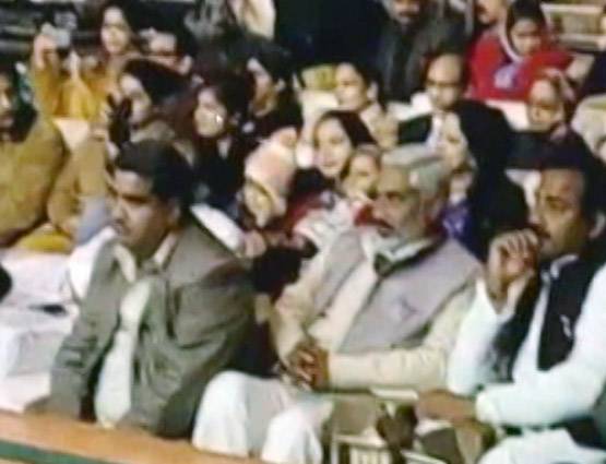 जल रहा था कासगंज, कैलाश खेर के गाने सुन रहे थे BJP के MP-MLA