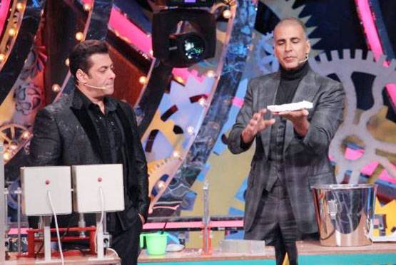 'पीरियड्स पर कैम्पेन' अक्षय ने दिखाया 2 रुपये में सेनेटरी पैड बनाकर